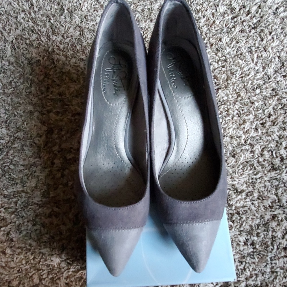 Grey low heel dress pump